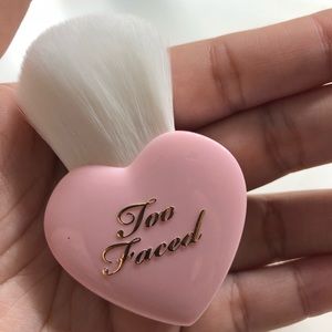 ‘Too Faced’ heart brush >‿‿◕